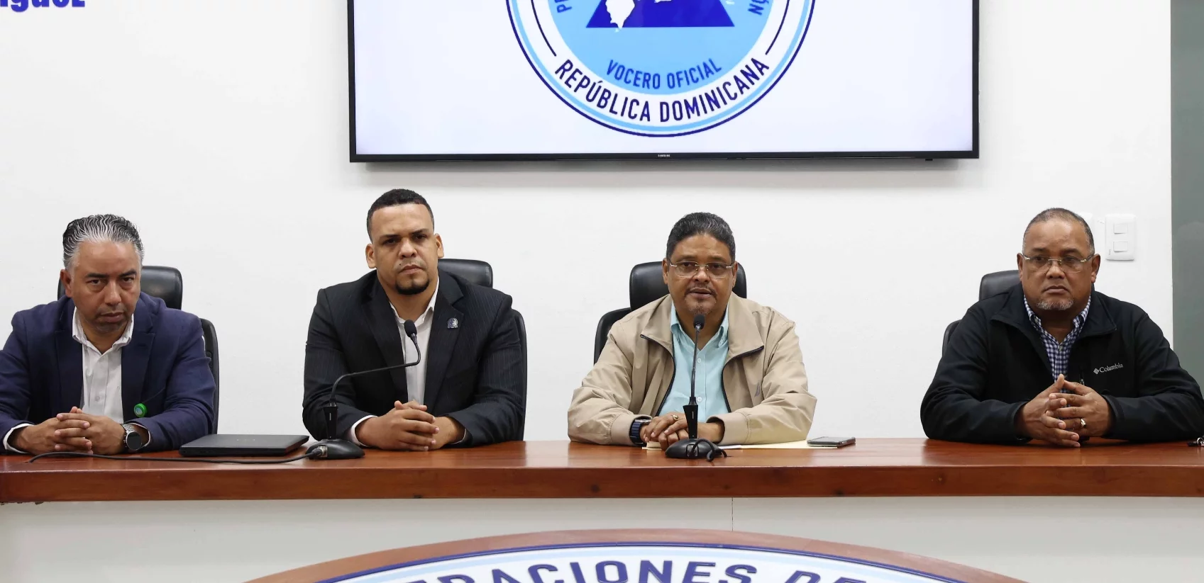 El director del COE recomendó a la población en las provincias alertadas  a  abstenerse de cruzar afluentes de agua.  José de león