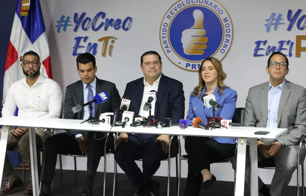 Dirigentes del PRM en un acto en su casa nacional.  ARCHIVO