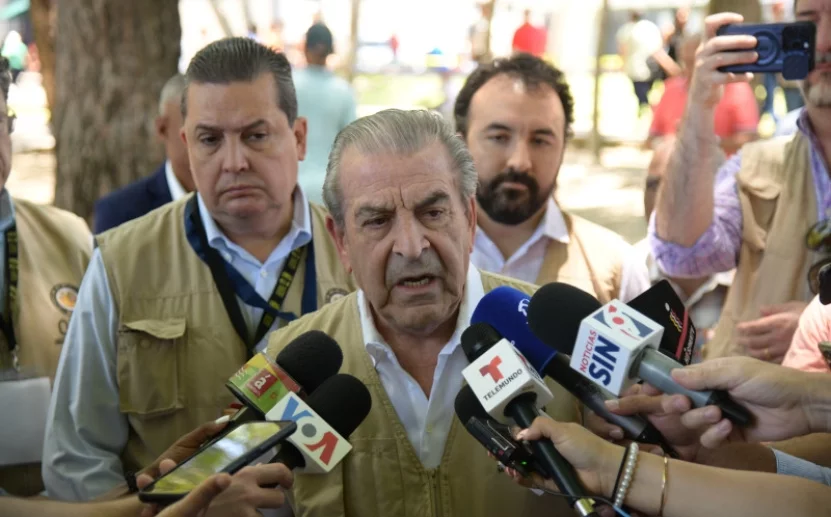 Parte de los observadores mientras supervisaban colegios.