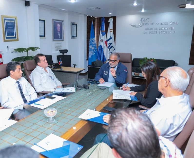 José Marte Piantini se reunió con operadores aéreos.