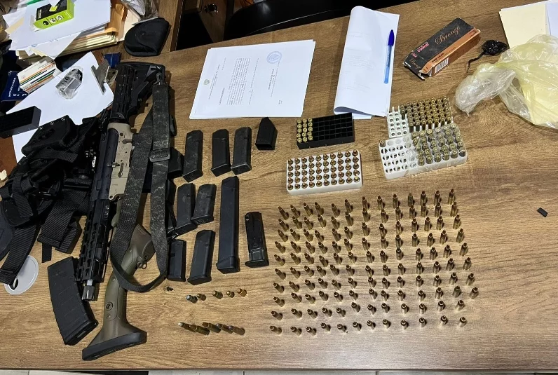 Algunas de las armas y municiones ocupadas al grupo.