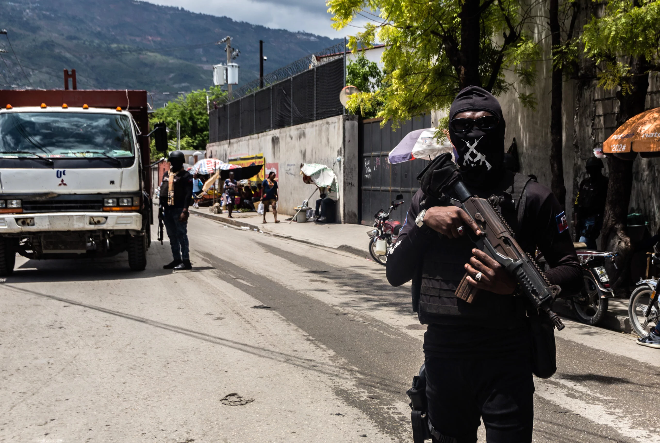 La Policía Nacional Haitiana (PNH) realiza un operativo de seguridad en Puerto Príncipe