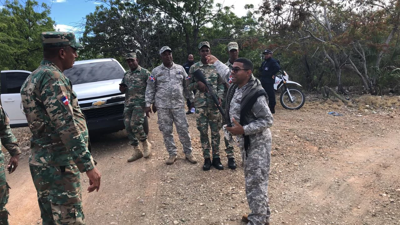 Medio Ambiente refuerza la vigilancia militar para evitar ilícitos en las Dunas de Baní (4)