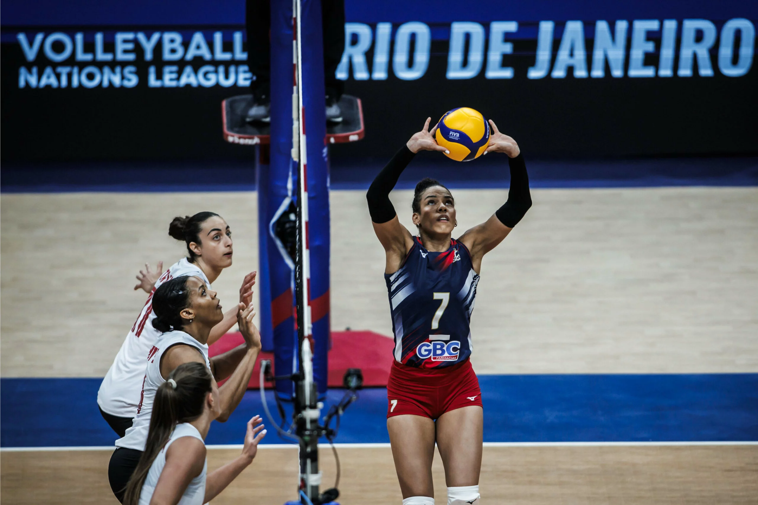 Niverka acomoda ante Canada