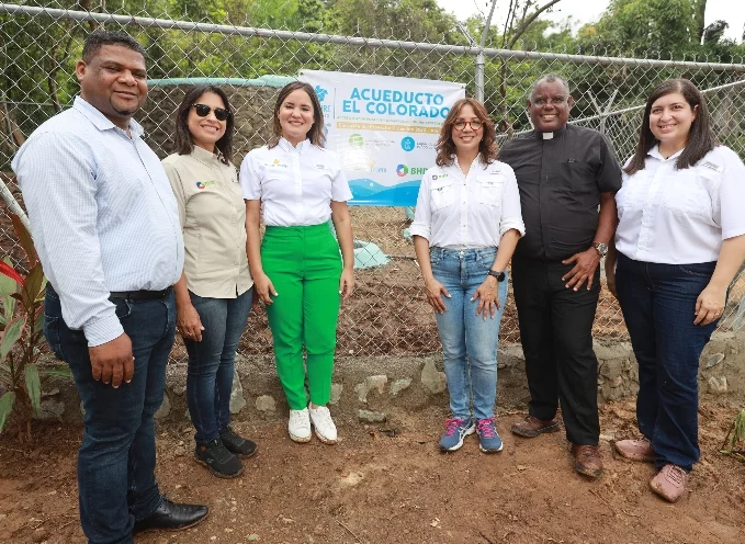 Ejecutivos de las entidades entregan las obras a la comunidad.