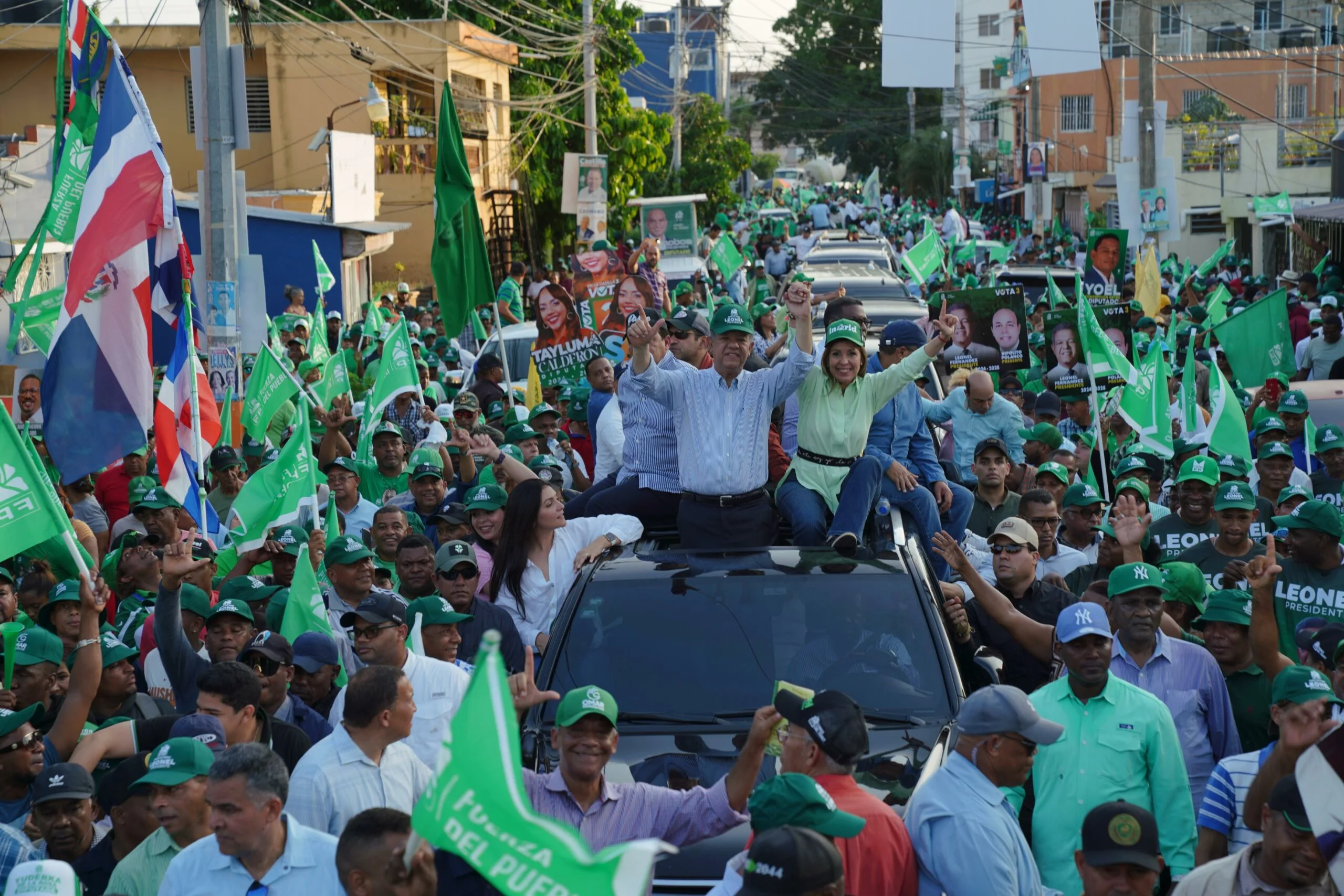 Leonel Fernández encabezó la caravana junto a Ingrid Mendoza.