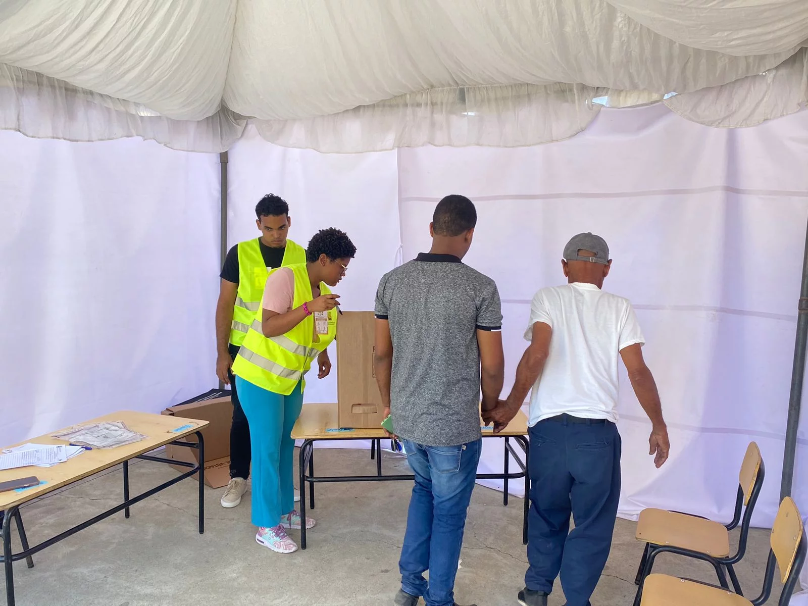 Envejeciente ejerce su voto