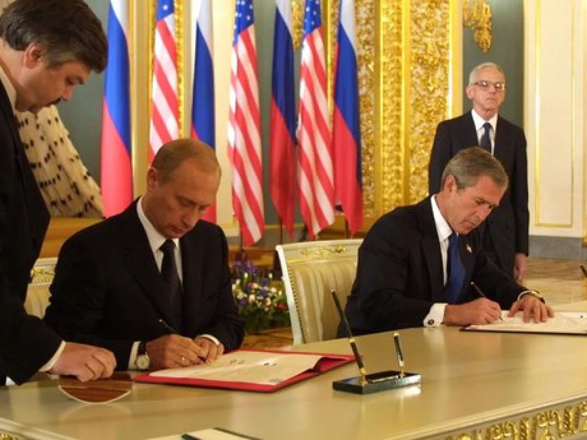 En un 24 de mayo, pero de 2002, el presidente estadounidense, George W. Bush, y el presidente ruso, Vladímir Putin, firman en Moscú el Tratado sobre Reducciones Ofensivas Estratégicas, para facilitar la destrucción o almacenamiento de dos tercios de las cabezas nucleares