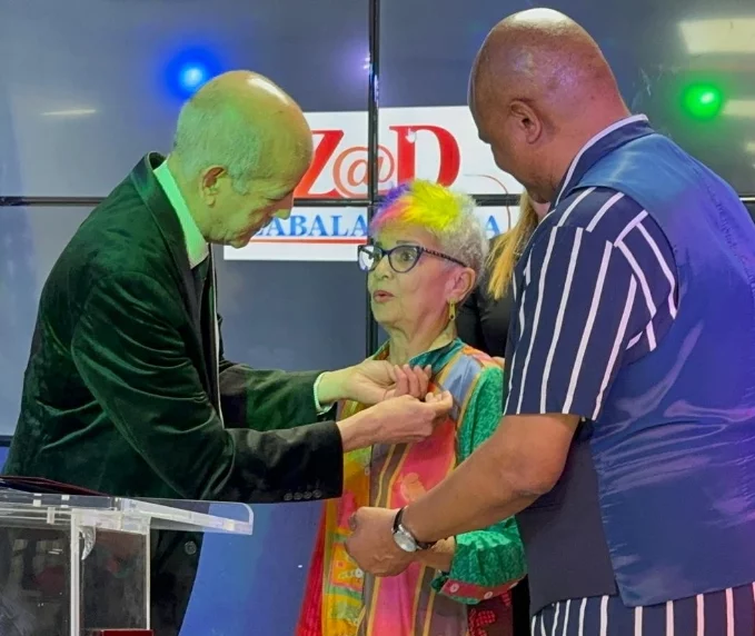Máximo Díaz, representante del congresista  Adriano Espaillat,   reconoce Xiomarita Pérez.