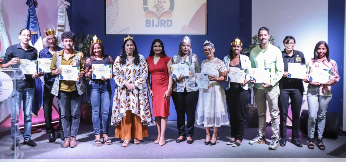 Siria Frías y Alicia Baroni junto a los colaboradores reconocidos.