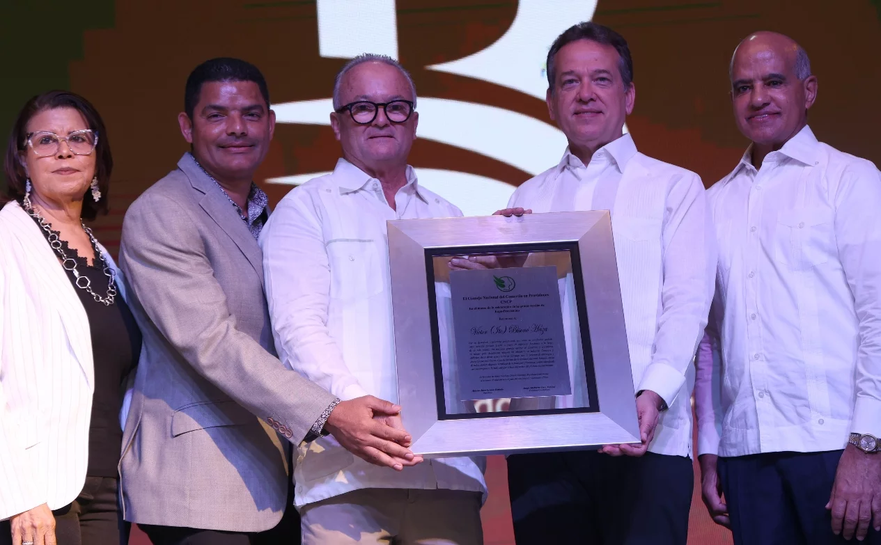 Miembros del CNCP reconocen al ministro Ito Bisonó durante la clausura de la feria. José de León