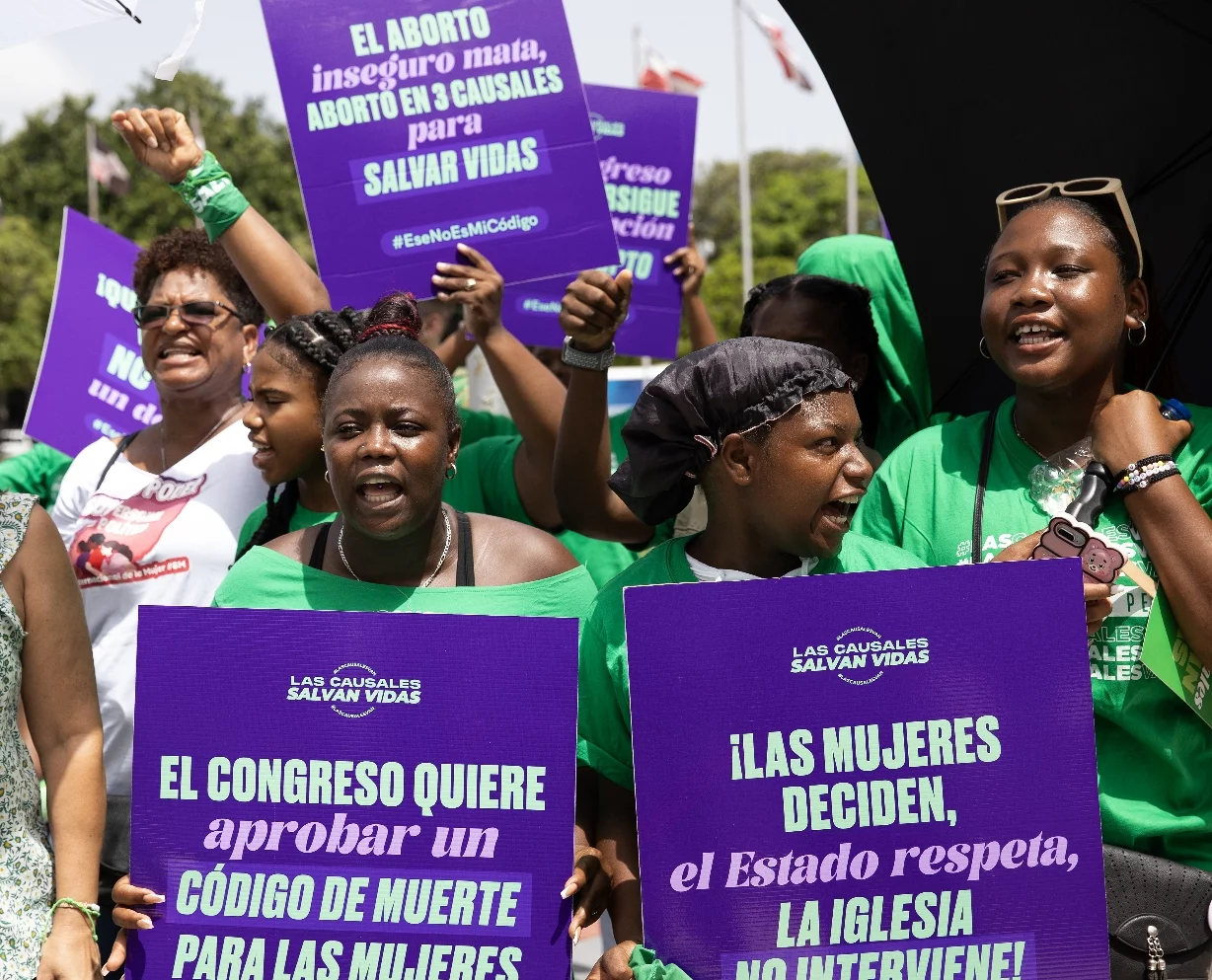 Grupos progresistas empezaron a protestar ayer frente al Congreso. efe