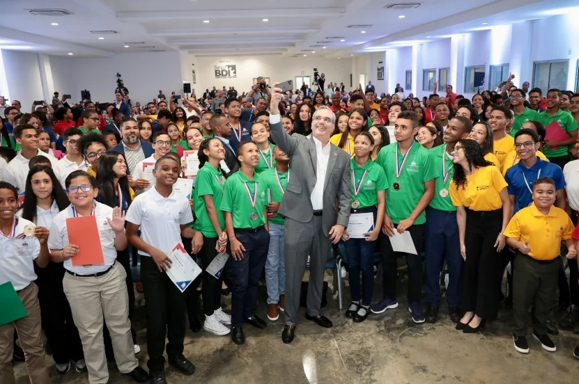 Luis Abinader  junto a los estudiantes meritorios.