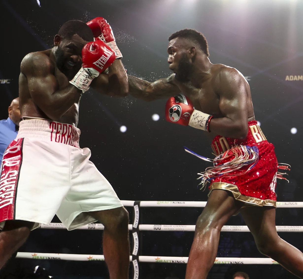 Carlos “Caballo Bronco” Adames    retuvo su título tras vencer a  Terrell Gausha.