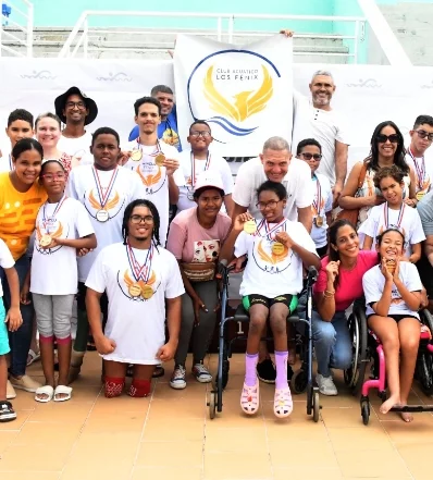 Integrantes del equipo  Fénix que ganó olimpiadas natación