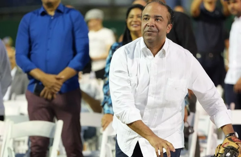 Samuel Pereyra, de Banreservas, realiza el picheo de honor.