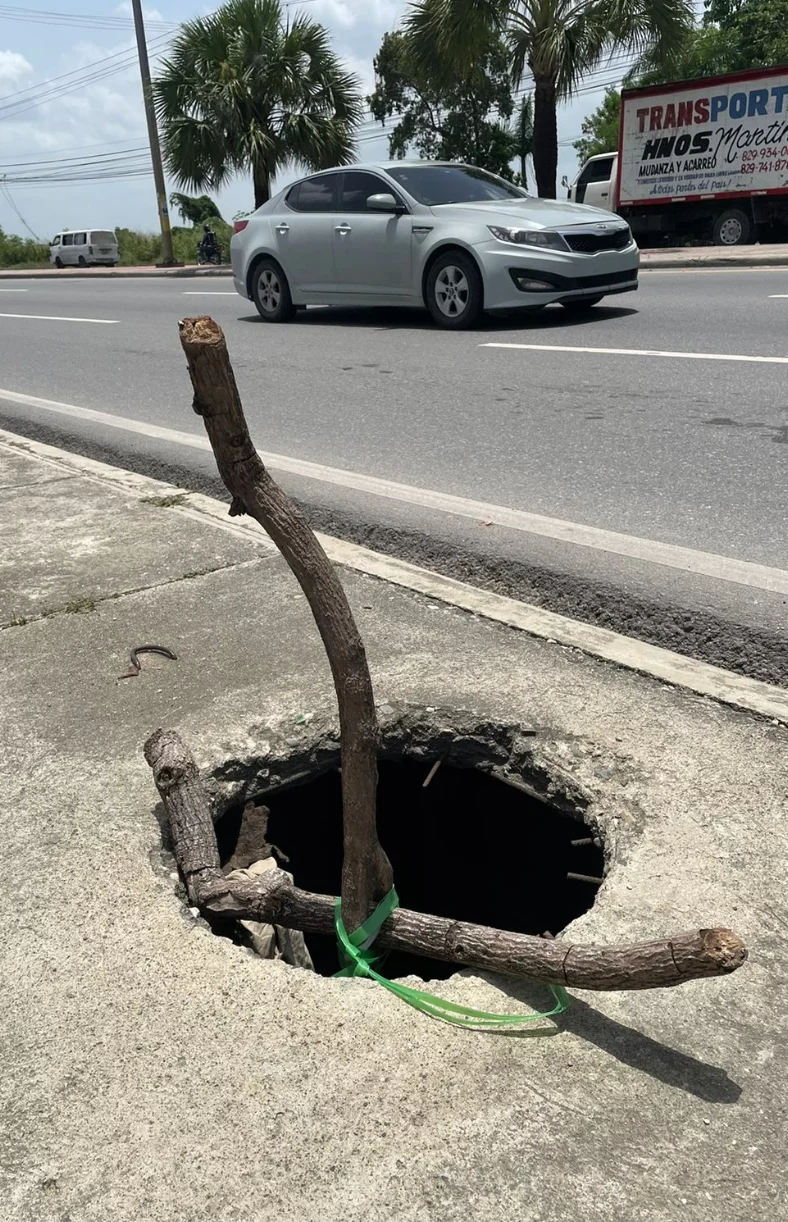 Los vecinos tratan de alertar el peligro en las aceras.