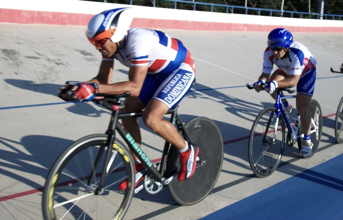 Pedalistas durante una de sus prácticas en  el velódromo del Centro Olímpico.