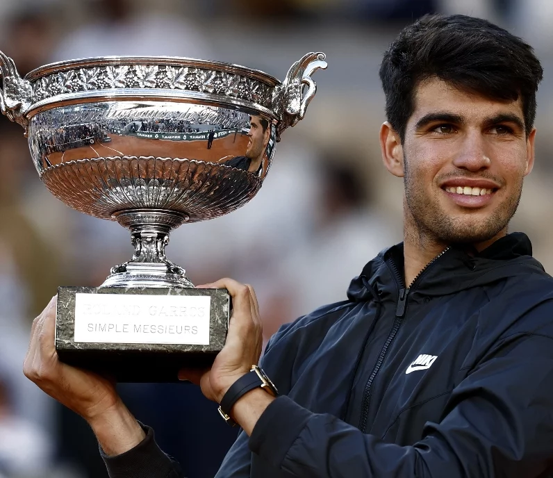 El español Carlos Alcaraz, conel  trofeo del Roland Garros.