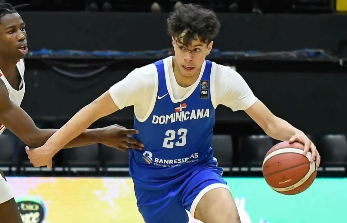 Lucas Morrillo se dispone a realizar una ofensiva durante el partido de ayer ante Canadá.