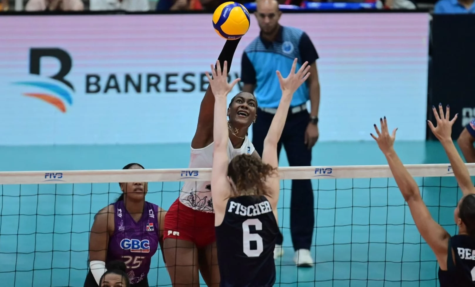 Brayelin Martínez se dispone a realizar un potente remate en la final ayer  por la medalla de oro ante  Estados Unidos.