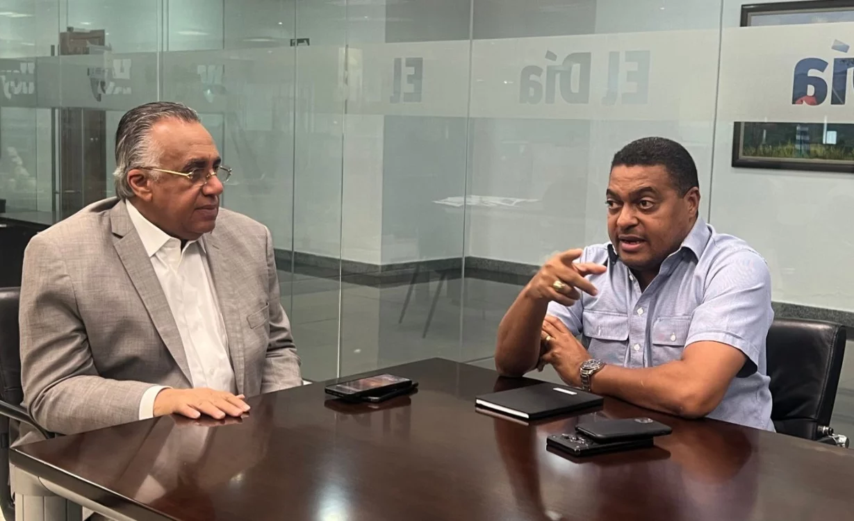 José P Monegro y Luis Mejía Oviedo durante productiva reunión sobre los venideros juegos.