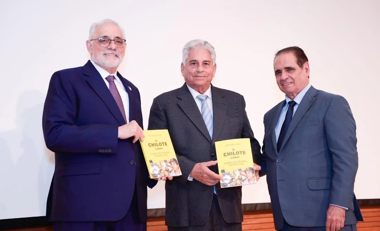 Winston Llenas,  junto a Vitelio Mejía y al periodista Héctor   Cruz en   la ceremonia.   fuente externa