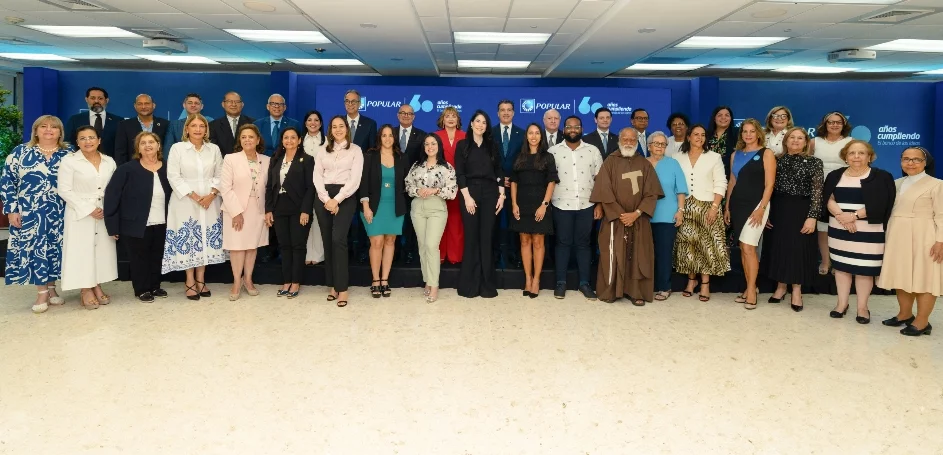 Representantes de las instituciones que recibieron los aportes del Banco Popular Dominicano.