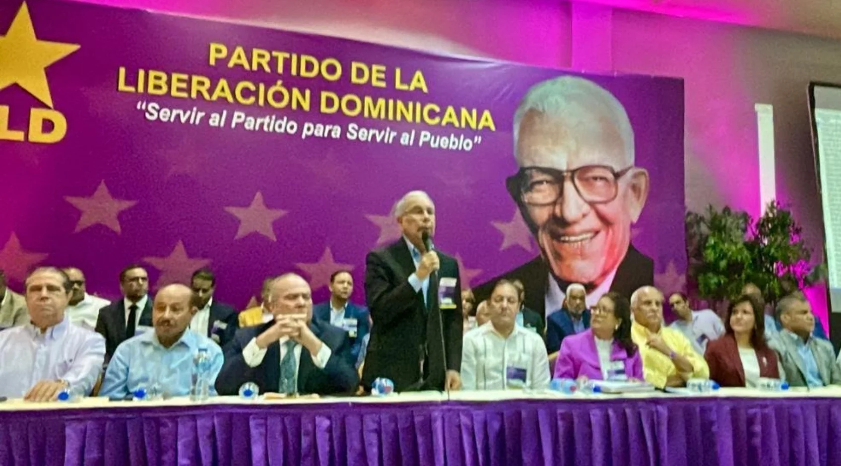 Los del Comité Central se reunieron en la Casa Nacional del PLD.  JOSÉ DE LEÓN