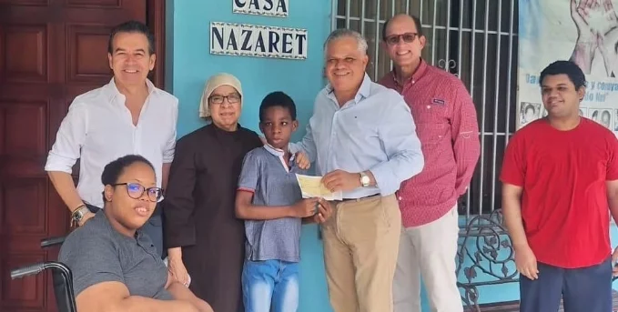 Los ejecutivos de la entidad reciben la donación.