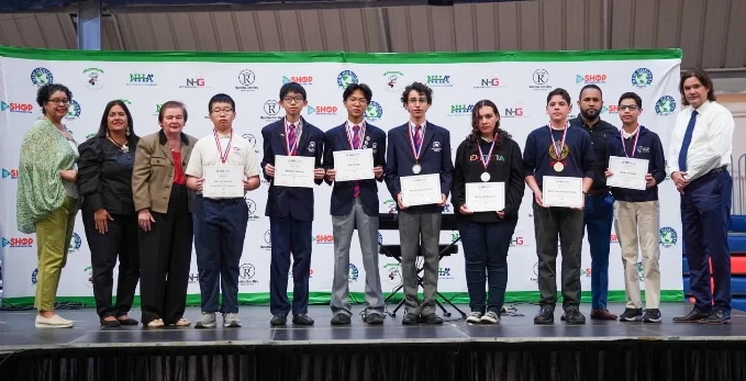 Los estudiantes que representaron al colegio en la competencia nacional.