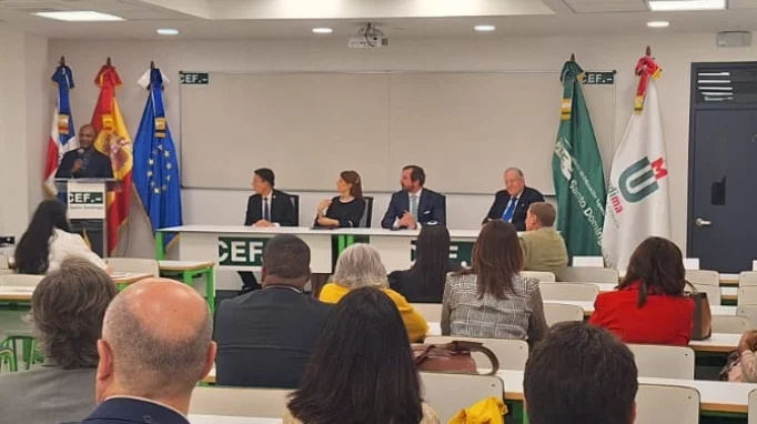 Parte de los empresarios durante la reunión en el instituto de formación.