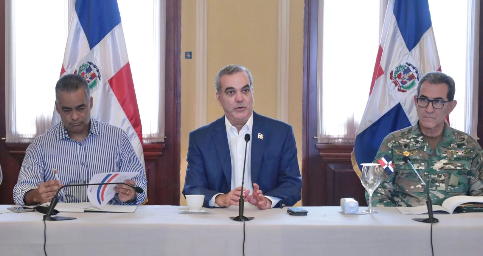 Momentos en que el presidente estaba reunido con los organismos de socorro y alcaldías.  fuente externa.