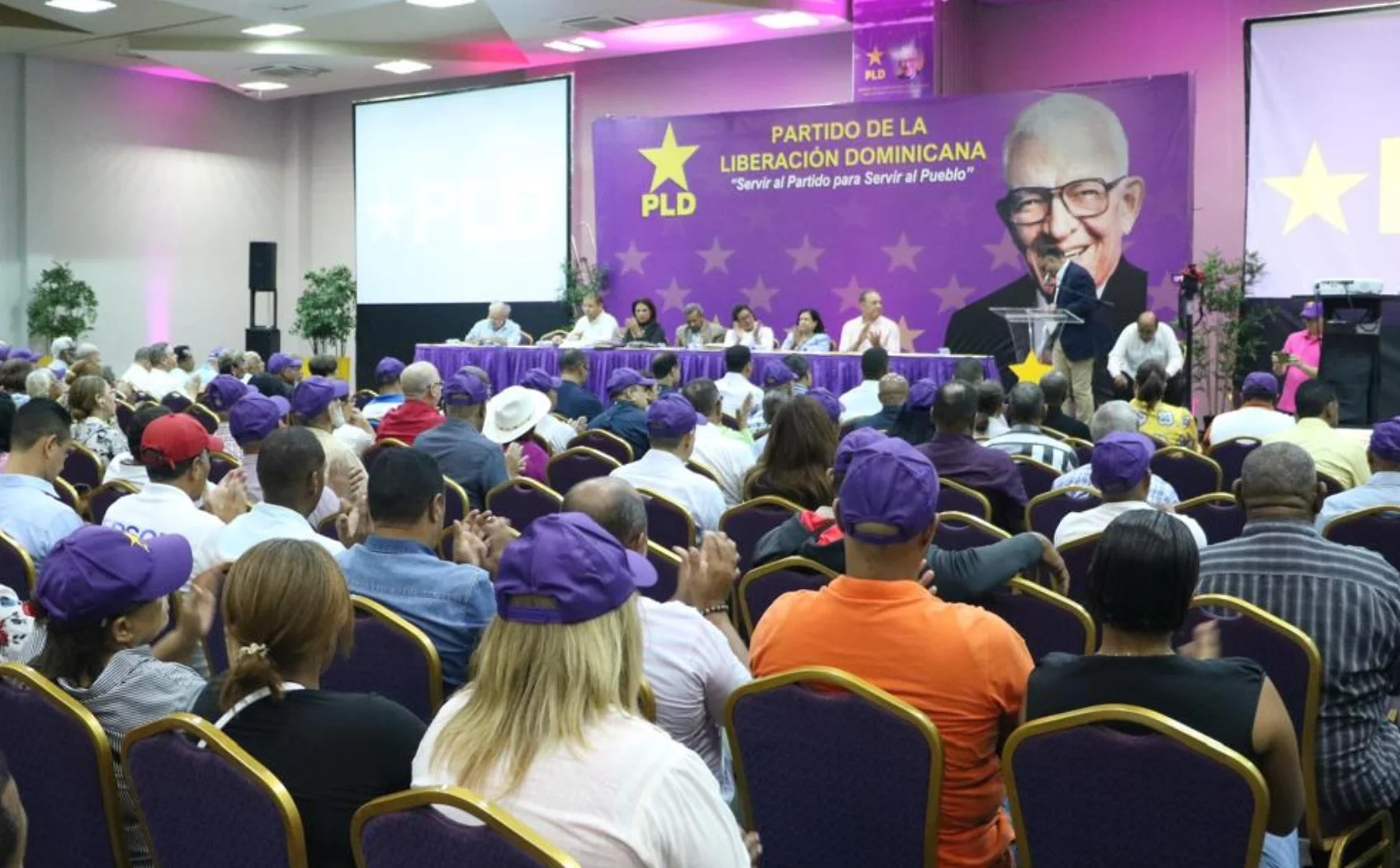Una de las asambleas provinciales realizadas ayer por dirigentes del PLD.  FUENTE EXTERNA