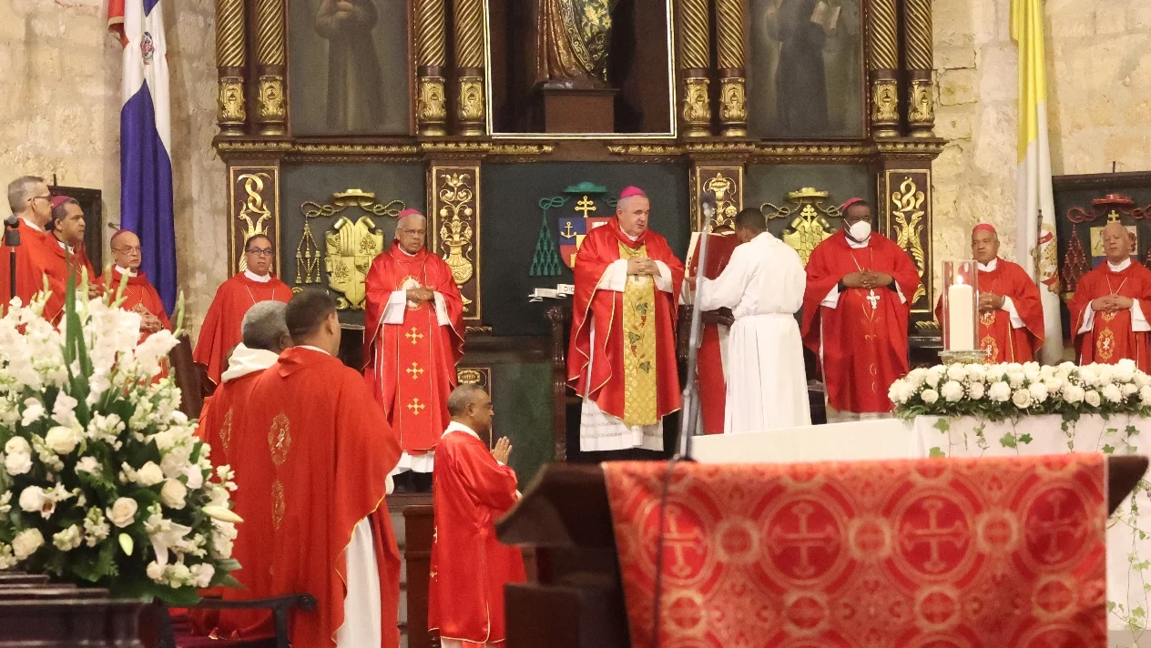 Los religiosos asistieron ayer a una homilía en la Catedral Primada de Santo Domingo.