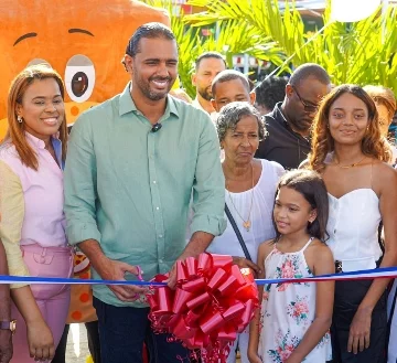 Johan Pluyer entregó el parque para niños.