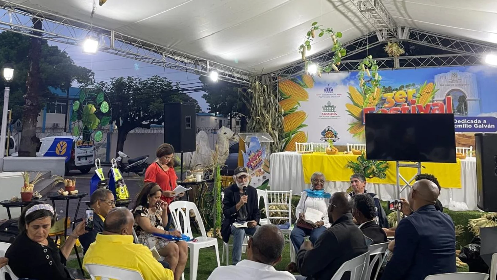 Personas reunidas compartiendo algunos de sus poemasen el  Tercer  Festival del Maíz.