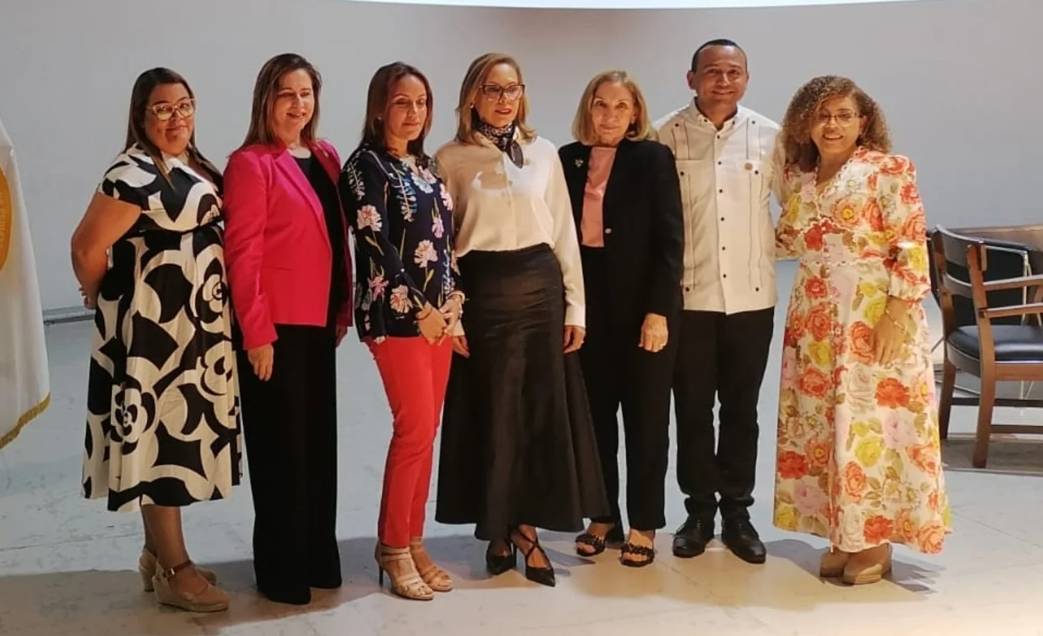 Miembros de la Sociedad de Pediatría junto a panelistas en el programa intensivo sobre dengue.