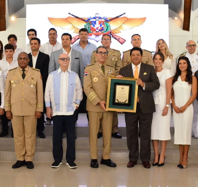 Frank Jorge Elías y  Carlos Luciano Díaz Morfa  e invitados.