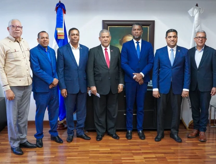 Víctor D´Aza y Kelvin Cruz junto a representante comisión.