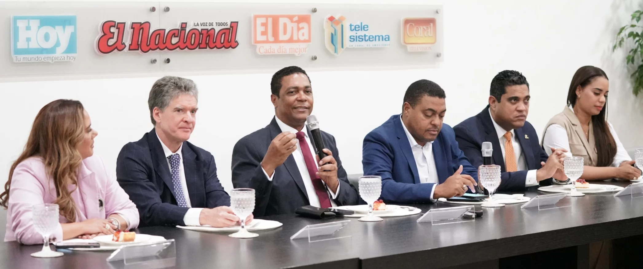 Karina Aristy, José Alfredo Corripio,  Víctor D´Aza , José P. Monegro, Kelvin Cruz y Betty Gerónimo durante el Almuerzo Semanal del Grupo Corripio.