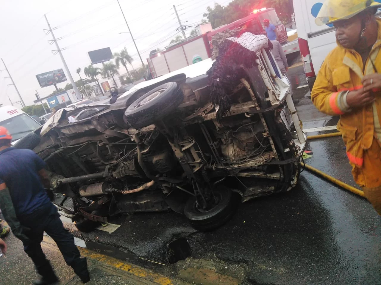 911 coordina asistencia en accidente ocurrido en av. JFK con Lope de Veg… (1)