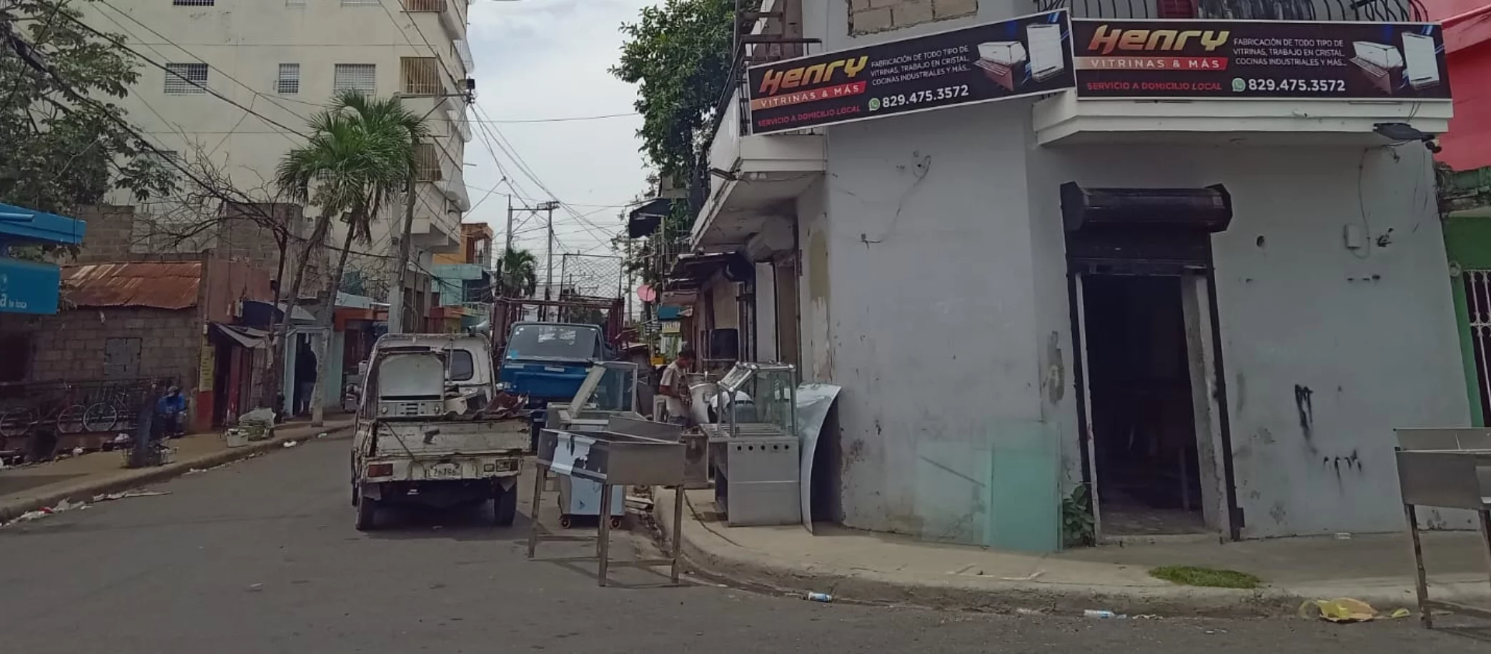 La arrabalización en parte alta del Distrito Nacional es tal, que se pudiera denominar “tierra de nadie”;  ni la municipalidad ni la Digesett establecen orden.