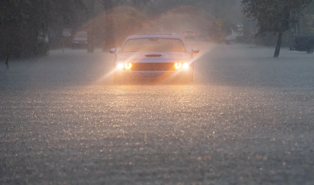 Un conductor parpadea sus luces de emergencia mientras cae una fuerte lluvia sobre partes del sur de Florida el miércoles 12 de junio de 2024, en Hollywood, Florida. (Matias J. Ocner/Miami Herald via AP)