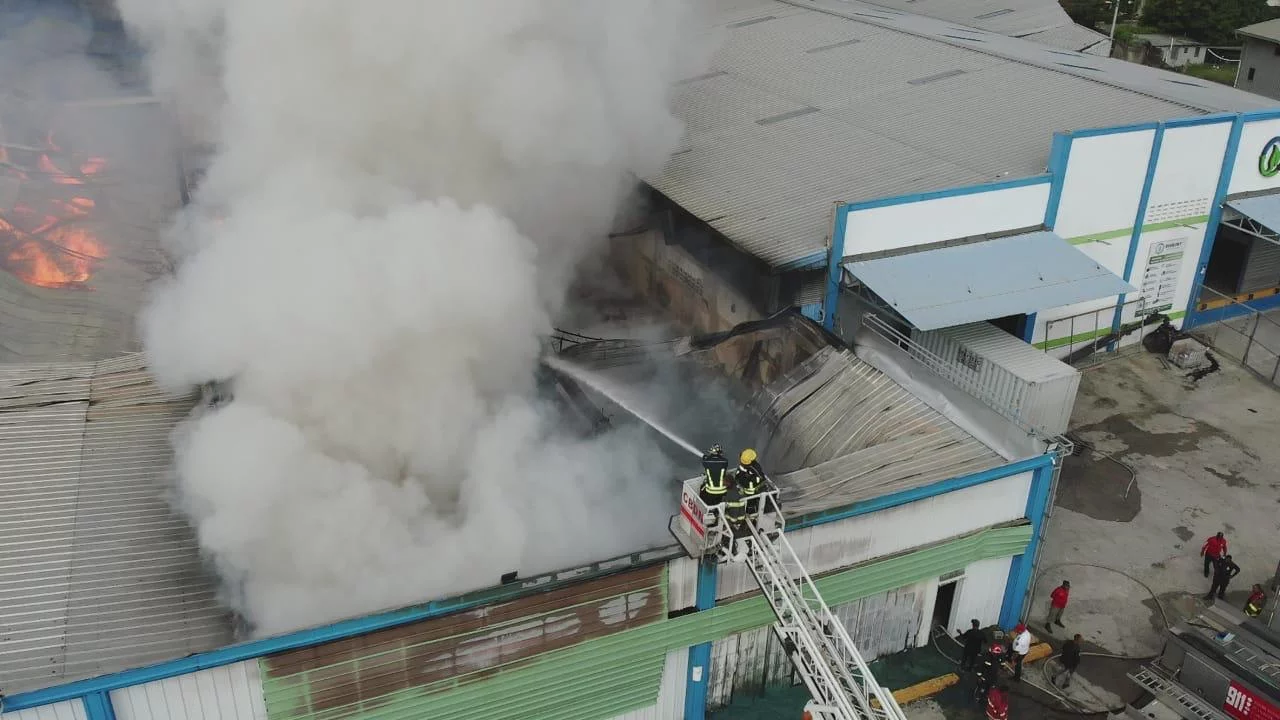 Aseguran uso de drones resultó vital para controlar incendio en nave ind… (1)