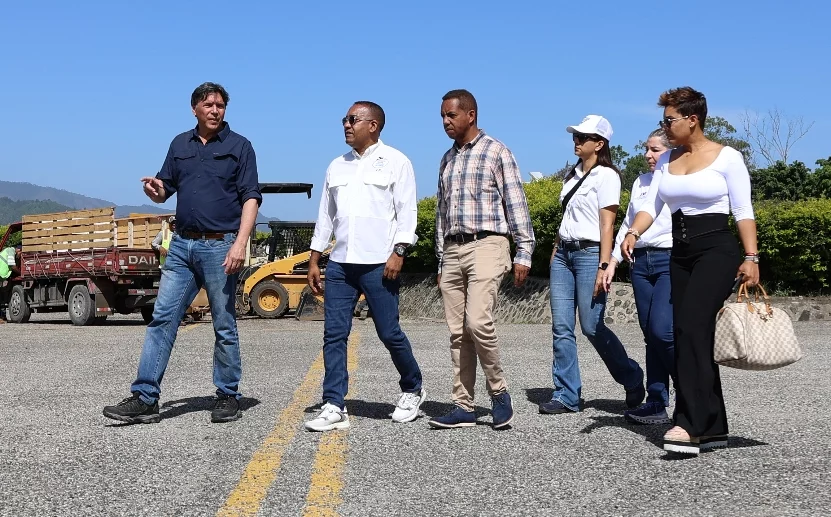 Víctor Pichardo, durante la inspección de los daños.