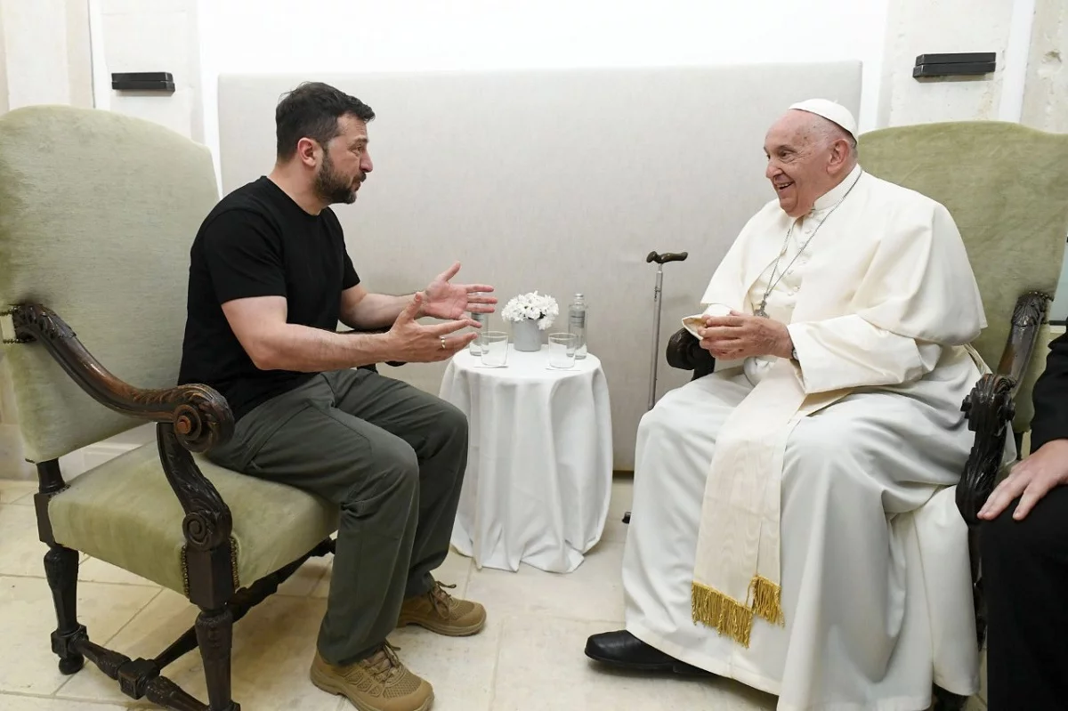 El papa aterriza en el G7 y se reune con Zelenski