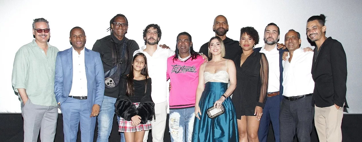 El elenco de la cinta “La familia”, en su gala premier realizada  hace unos días.