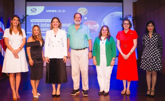 Loraine Amell, Eunice Pérez, Vhyna Ortega,  Waldemiro Vélez, Grace Cochón, Aída Mencía-Ripley y Julissa Gómez.