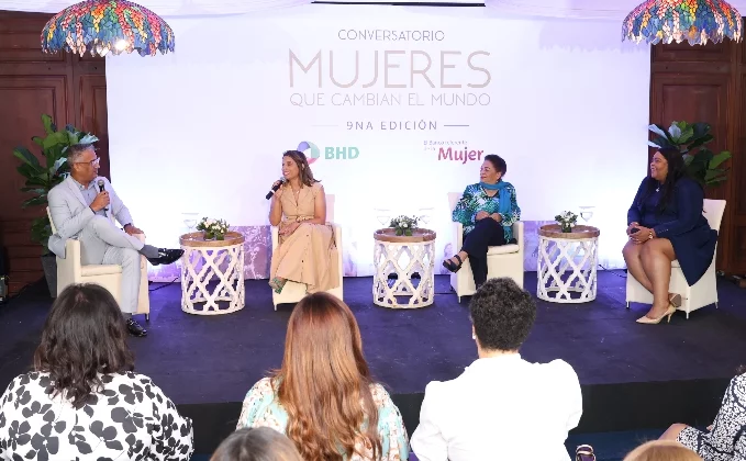 Las panelistas junto a Francisco Vásquez.